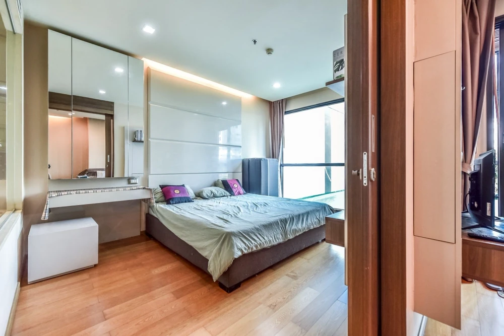 Selling The Address Sathorn, 1 bedroom unit with spacious living area, great location, convenient transportation, and fully furnished. Book now!