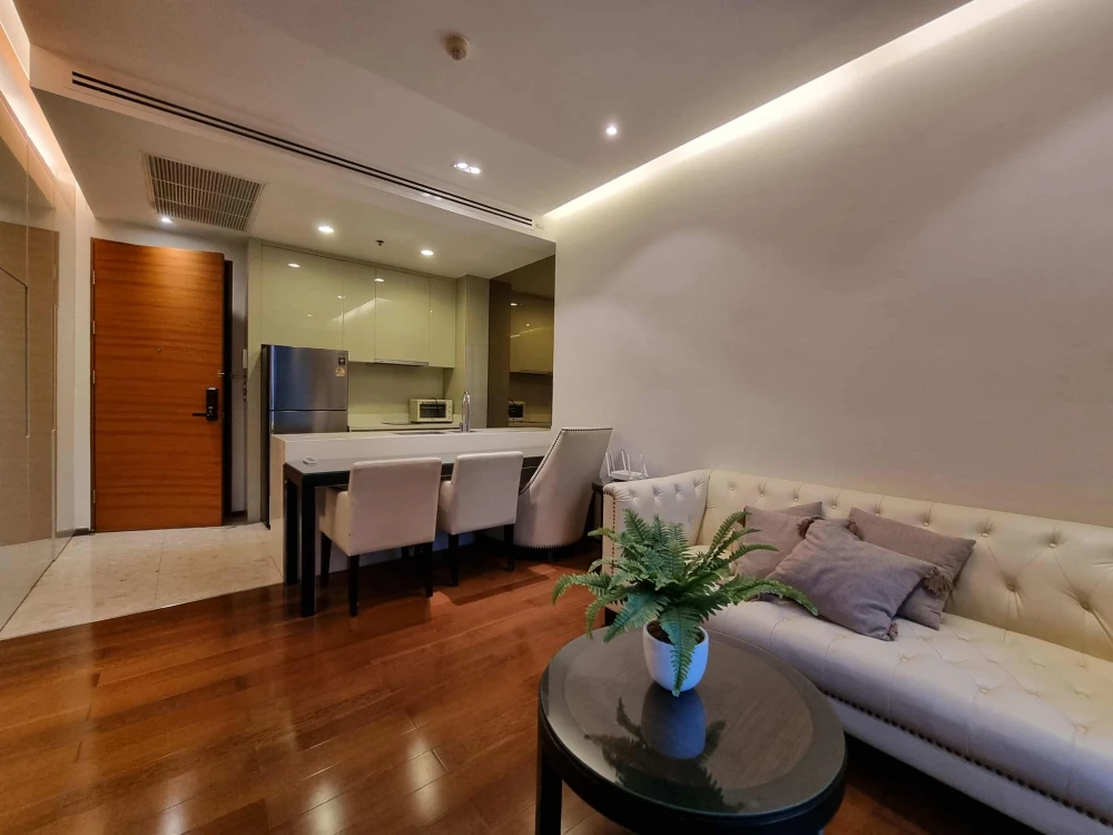 For sale: The Address Sukhumvit 28, 9th floor, nice room, fully furnished, reserve now.