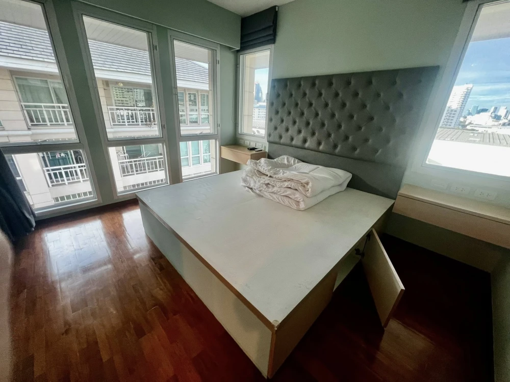 For sale: The Bangkok Narathiwas Ratchanakarint, corner unit, not crowded, lots of usable space, good location, reserve now!
