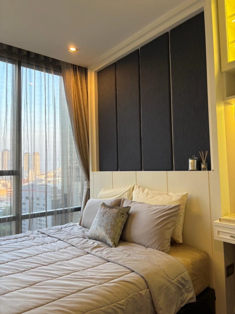 For sale: The Bangkok Sathorn, 14th floor, fully furnished, with private elevator. CBD city view. You will regret it if you miss it.