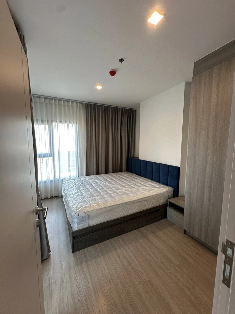 For sale: The Base Phetchaburi - Thonglor. Very spacious room. Comfortable and not cramped. View of swimming pool and fitness center. Reserve now.