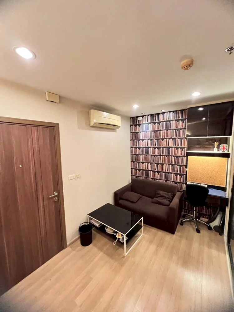 For sale: The Base Chaengwattana, 19th floor, Building B, complete with a set of furniture, just bring your own and move in.