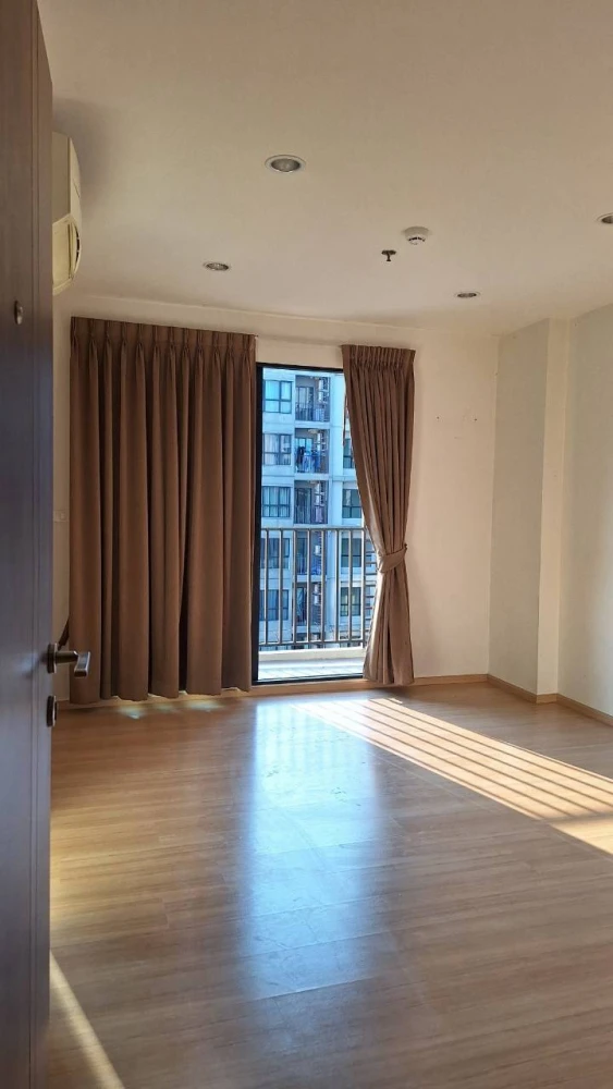 Selling a unit at The BASE Chaengwattana, 22nd floor. Excellent location, convenient transportation, and pool view. Book now!