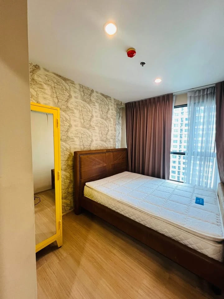 Selling a great unit at The Base Chaengwattana. It's fully furnished, a quiet corner unit – don't miss this opportunity! Book now!