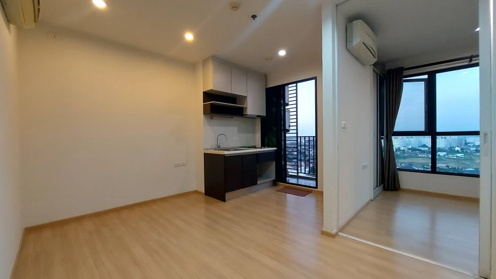 Selling a high-floor unit at The Base Chaengwattana, with views of Muang Thong Thani and the spectacular fireworks display during festivals. Book now!