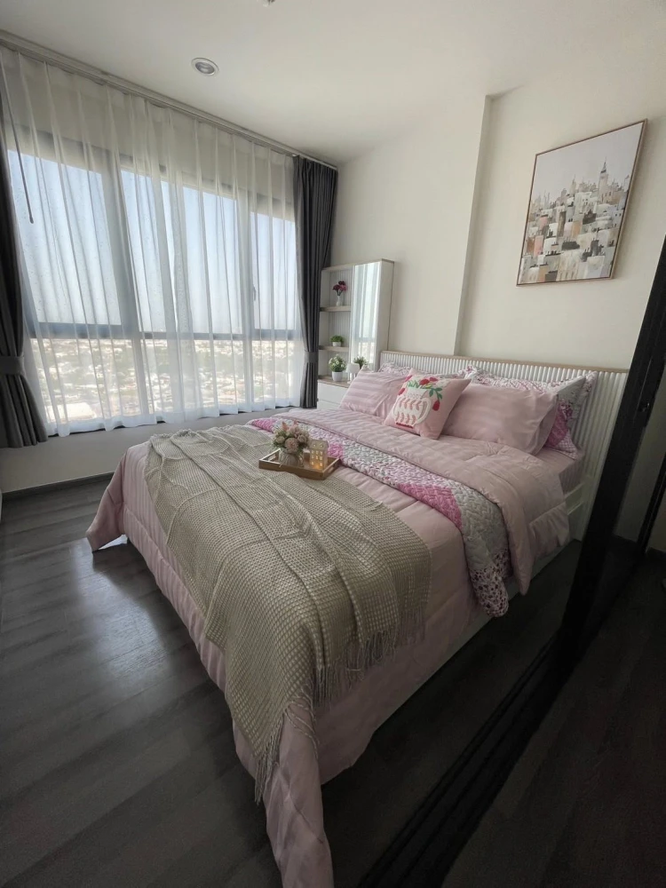 Selling a unit at The Base Park East, on a very high floor (26th floor). Beautifully decorated in a sweet and lovely style. Book now!