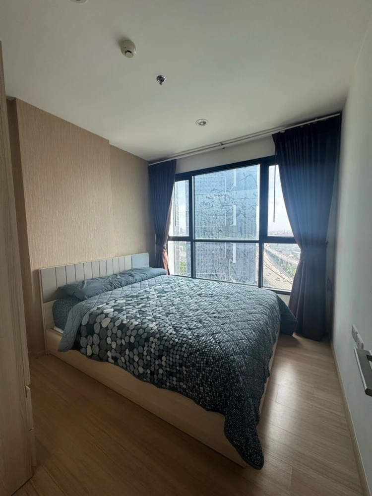 Selling a unit at The Base Rama 9 – Ramkhamhaeng, 20th floor. High floor, spacious and airy. Interested? Book now!