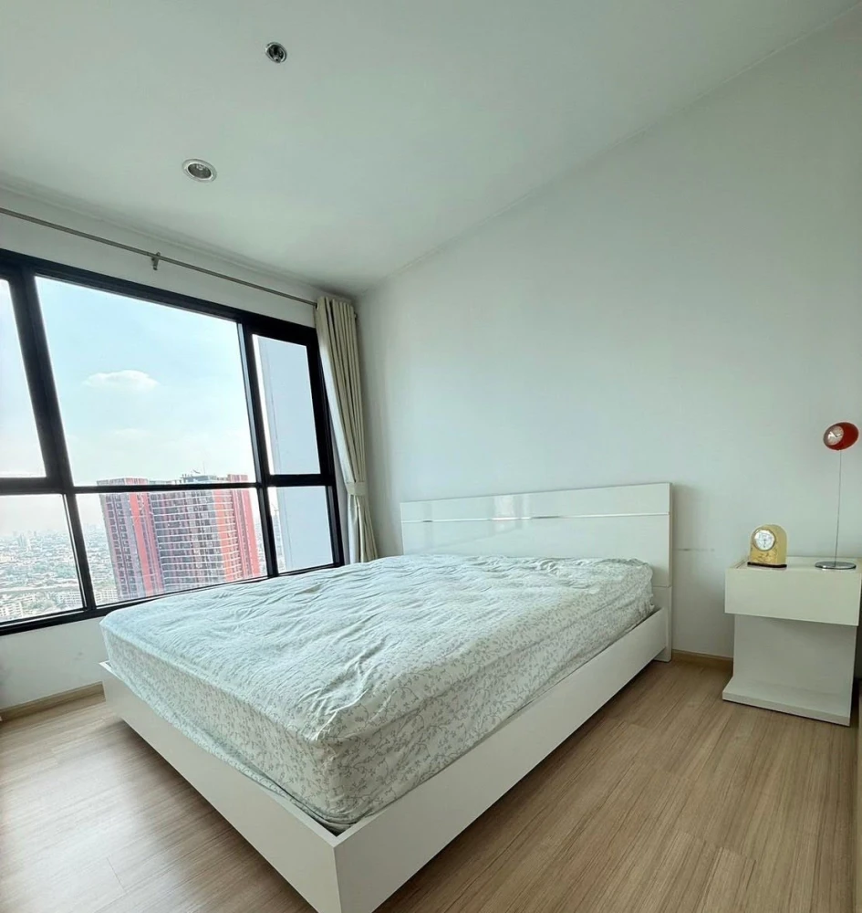 Selling a great unit at The Base Rama 9–Ramkhamhaeng. High floor, beautiful unblocked view. What are you waiting for?