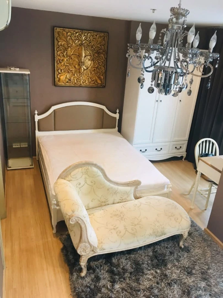 Selling The Base Rama 9–Ramkhamhaeng. Beautifully decorated unit with coordinated color scheme. Fully furnished. You can't resist booking this!