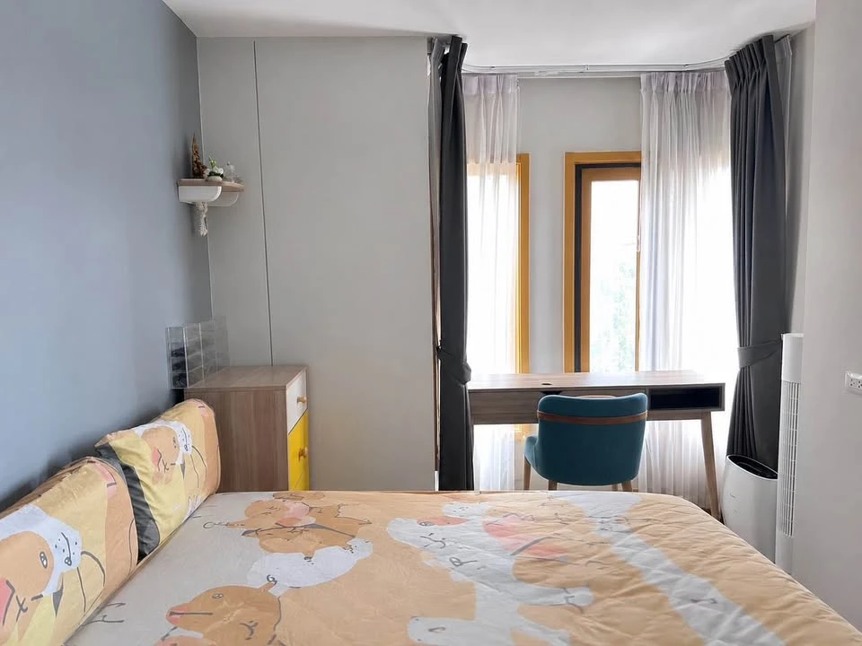 Selling The Base Sukhumvit 50, corner unit, good condition, receives morning sun, good ventilation, fully furnished, ready to move in.