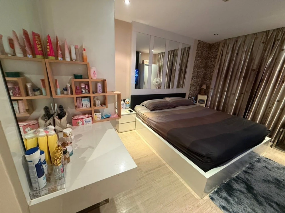 Selling The Blue Residence, 1 bedroom, 1 bathroom, with high-quality built-in furniture. Convenient location. Book now!