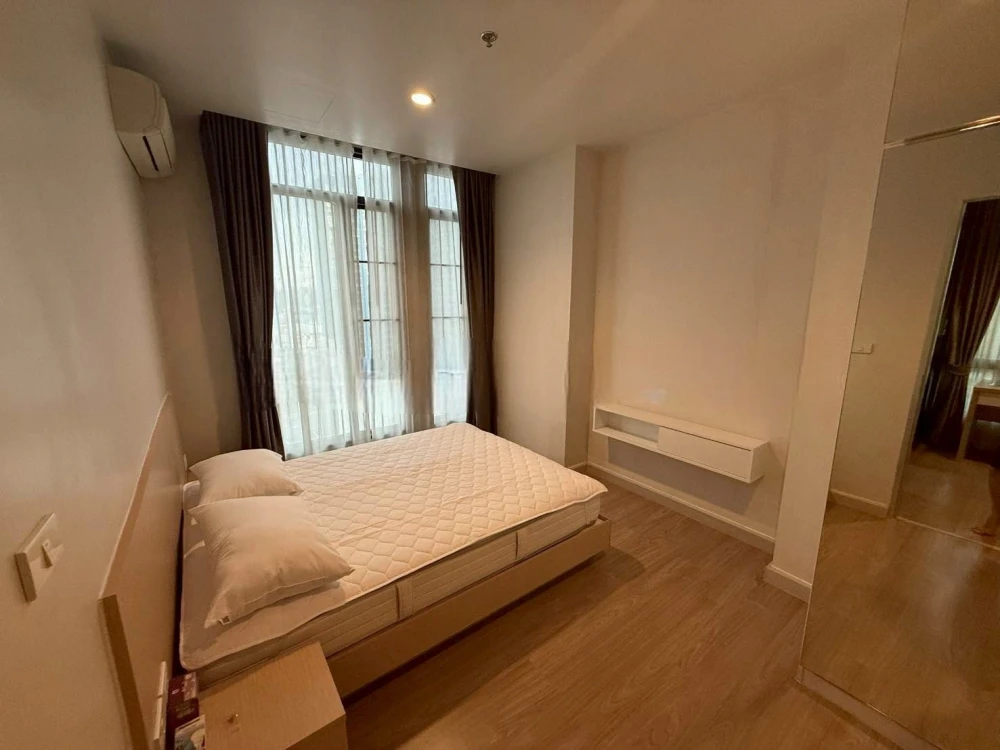 Selling a corner unit at The Capital Ratchaprarop-Vibha. Quiet area, great location, beautiful city view, unblocked. Book now!