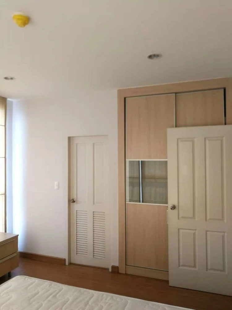 Selling The Complete Narathiwas 2-bedroom unit. Spacious, bright, and airy. Buy now, don't wait!