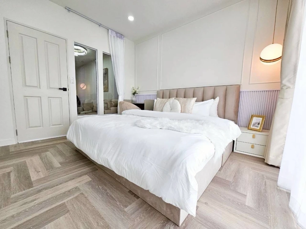 Selling a beautiful, fully furnished unit at The Complete Rajprarop, 27th floor. Book now!