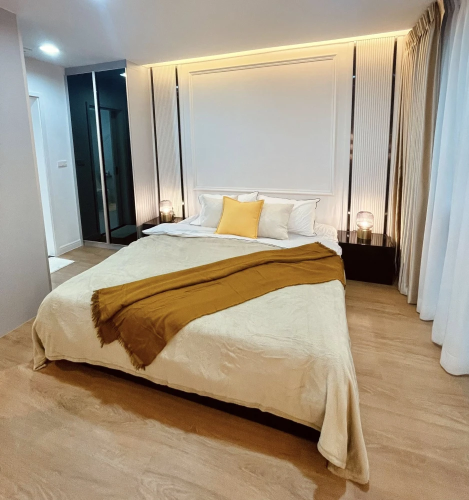 For sale: The Crest Sukhumvit 24, large usable area, beautifully decorated, fully built-in, complete with furniture. Don't miss it.