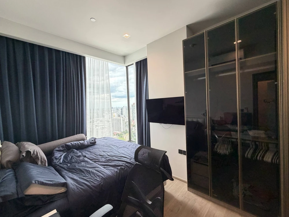 Selling The Crest Park Residence, unit on the 30th+ floor (very high), with a 270-degree panoramic view from three sides of the glass windows. It has