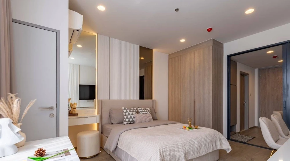 Selling ready-to-move-in units at The Crown Residences. Fully furnished with complete amenities. Book now!