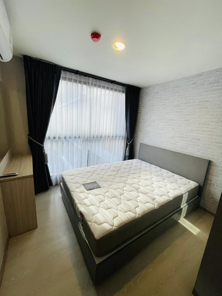Selling The Excel Udomsuk, 1 bedroom, 1 bathroom unit. Features high-quality wallpaper and a swimming pool view. Book now!