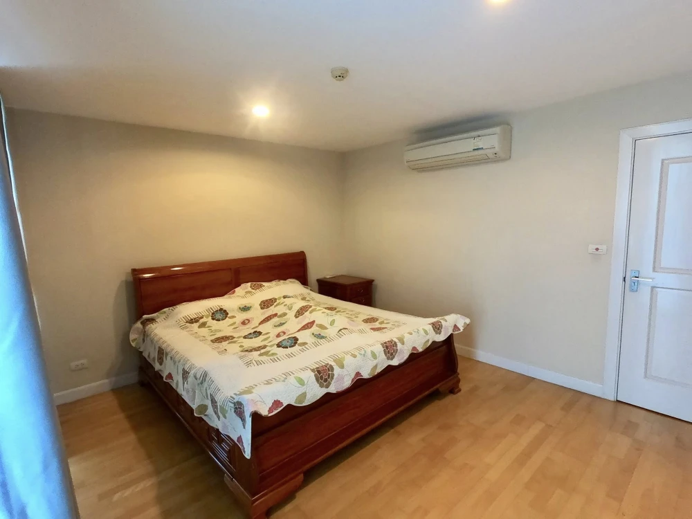 Selling The Fine Ari 4 - Phahonyothin. This is the only adjacent unit, making it very quiet and peaceful. It's a slow-life condo perfect for those who