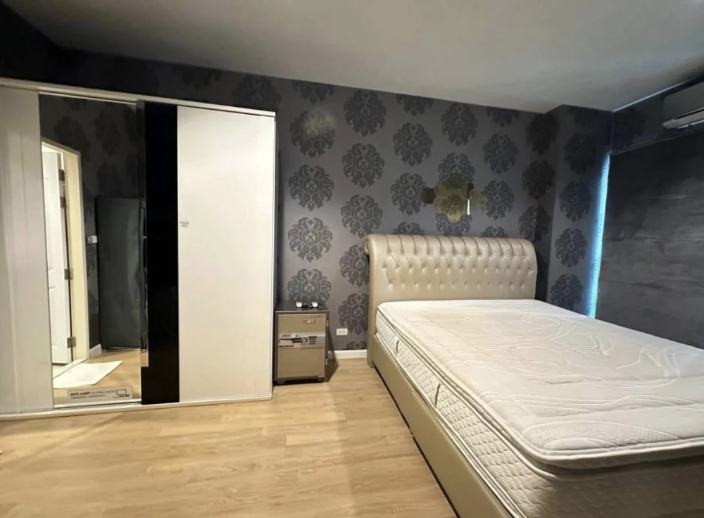 Selling The Four Wings Residence Srinakarin. Very spacious room, wallpapered throughout, fully furnished. Don't miss out!
