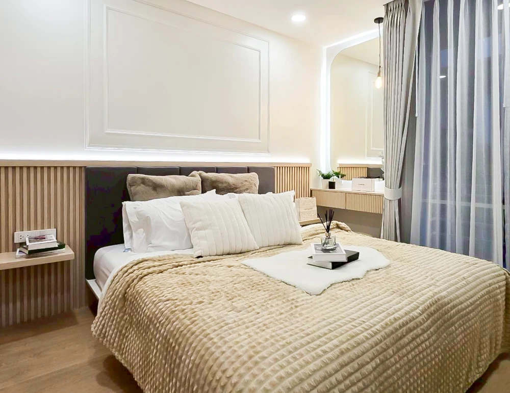 Selling THE IRIS Rama 9-Srinakarin. Large 1-bedroom unit with a spacious, clearly separated living room. Bright, airy, and with beautiful natural ligh