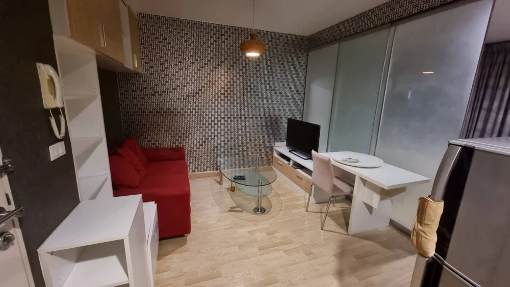 For sale: The IRIS Rama 9-Srinakarin, fully wallpapered throughout the room, fully furnished, ready to move in.