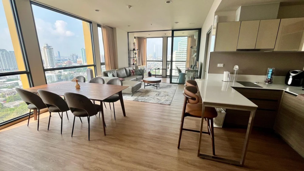 Selling The Issara Sathorn. Spacious, airy room with high ceilings and long windows offering panoramic views. Located on the 25th floor, overlooking b
