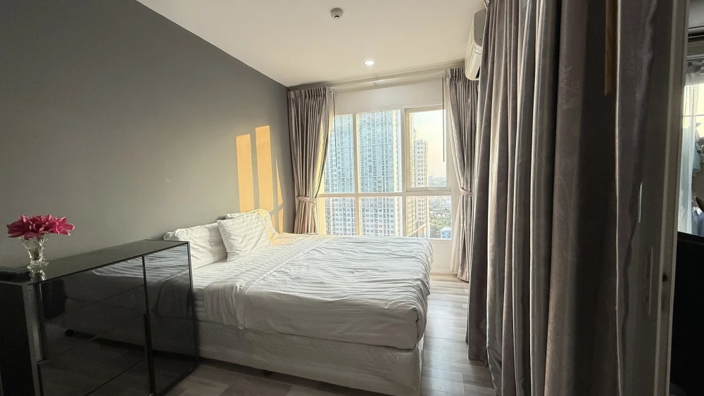 Selling The Key Wutthakat, 15th floor, BTS view. Free! Furniture and appliances included. Don't miss out!