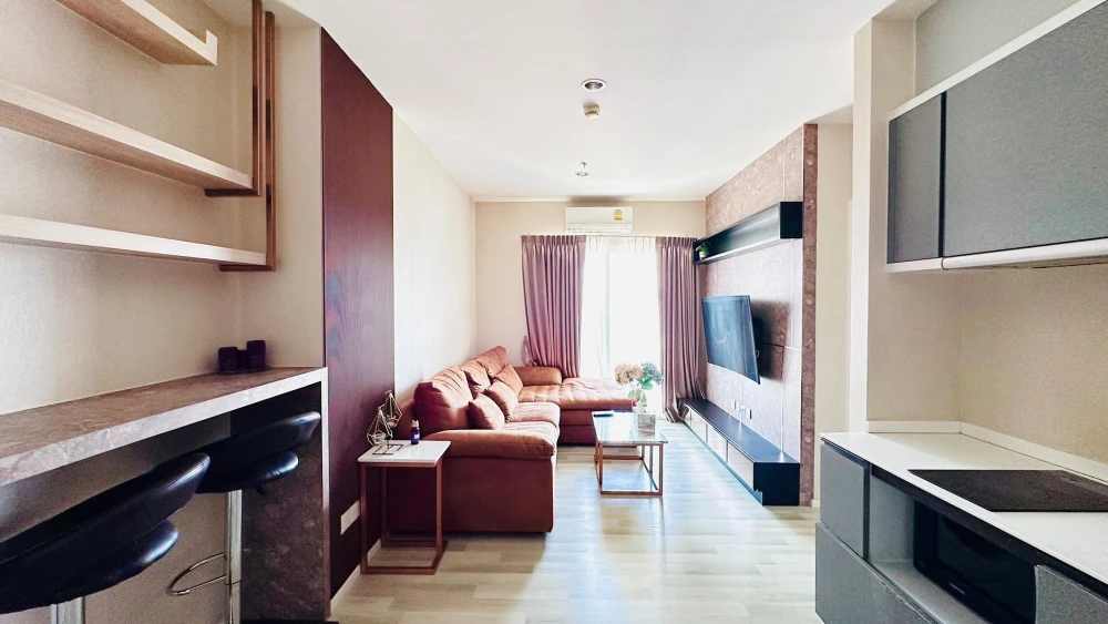 Selling a 2-bedroom, 2-bathroom unit at The Key Sathorn - Charoenrat. Spacious living area with built-in furniture in every room. Don't miss out!