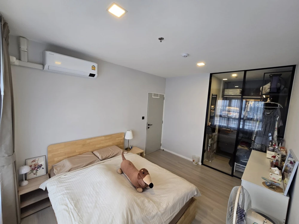 For sale: The Key MRT Phetkasem 48, corner room, not connected to any other room, balcony facing north, next to fire escape, don't miss it.