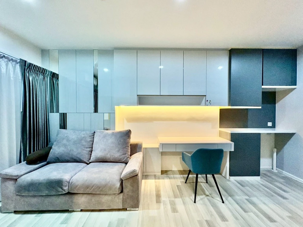 Selling The Key Sathorn-Charoenrat. Comfortable and spacious unit, facing Charoenrat Road with pool view.