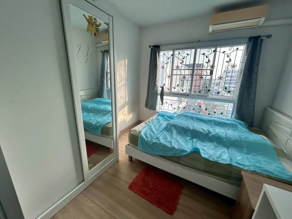 Selling The Kith Chaengwattana condos. Nice rooms, great location, convenient transportation, fully furnished. Book now!