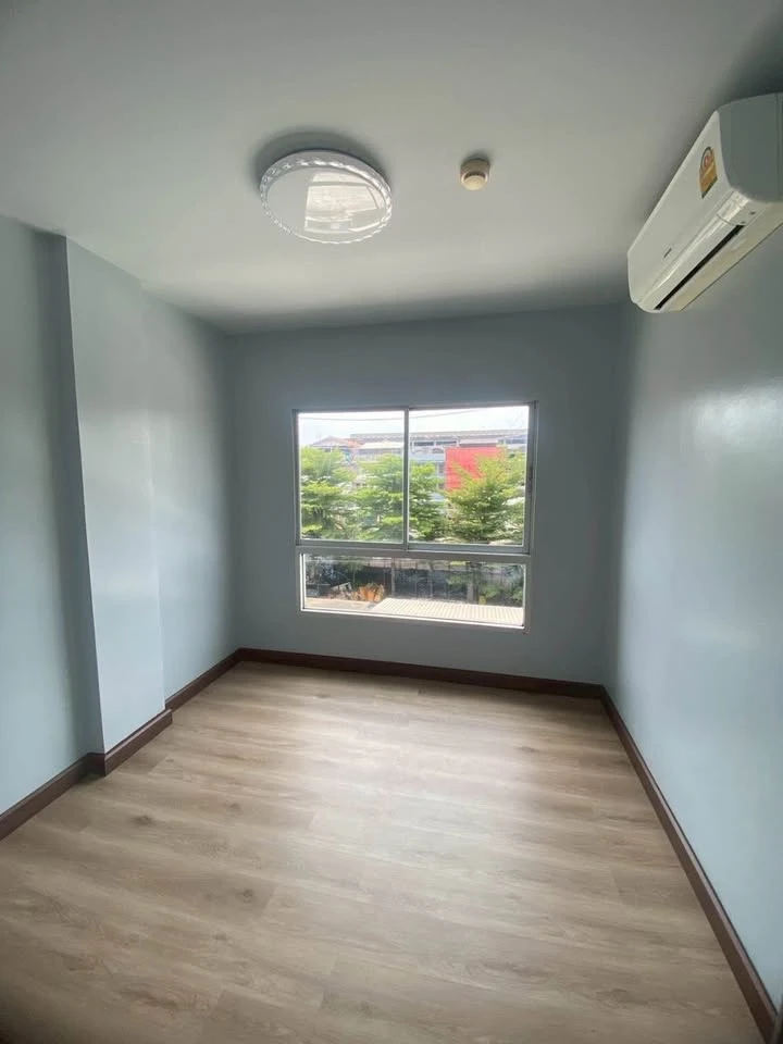 Selling The Kith Lumlukka Klong 2, 1 bedroom, 1 bathroom. Fully furnished, good ventilation, not hot. Book now!