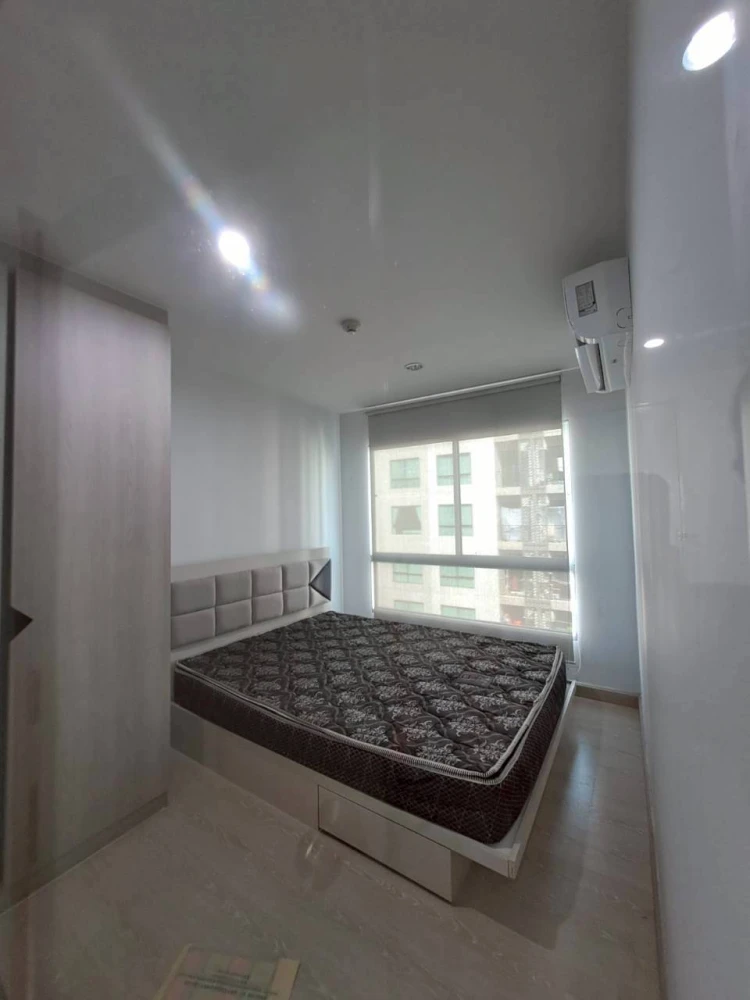 Selling The Kith Plus Sukhumvit 113. Peaceful atmosphere, balcony for relaxing, and a fully functional kitchen counter. Book now!
