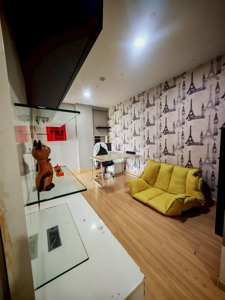 For sale: The Kith Tiwanon, corner room with privacy, lots of usable space, nice wallpaper, don't miss out.