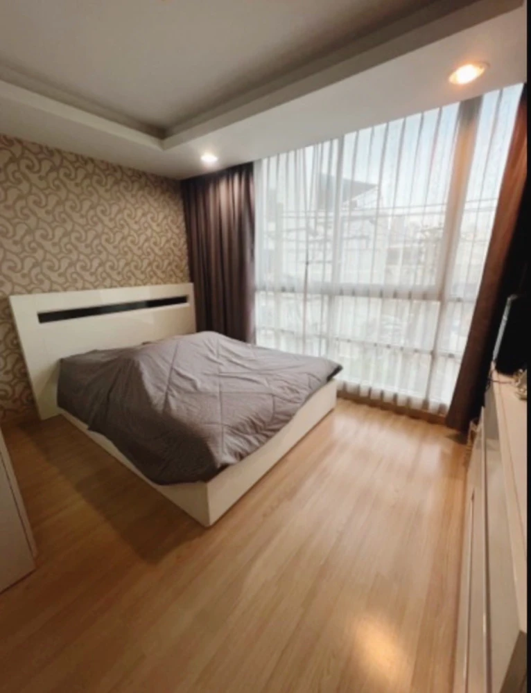 Selling The Kris Ratchada 17, 1 bedroom, 1 bathroom corner unit, quiet area, great location. Book now!