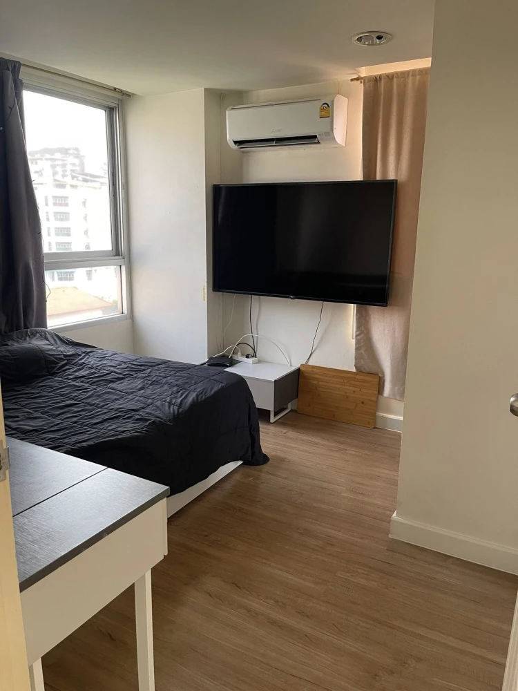 Selling a great unit at The Kris Ratchada 17. Fully furnished and equipped with appliances. Book now!
