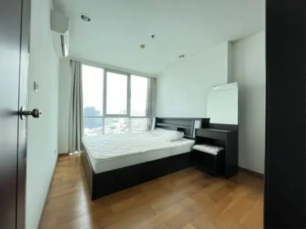 Selling a unit at The Line Phahonyothin Park, 31st floor, North facing. Enjoy stunning city views from a high vantage point. The unit stays cool all d