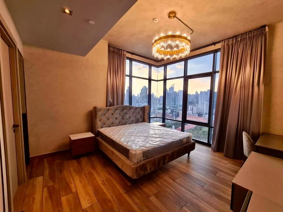 Selling The Lofts Asoke, 2 bedrooms, spacious living area, great location, fully furnished. Don't miss out!