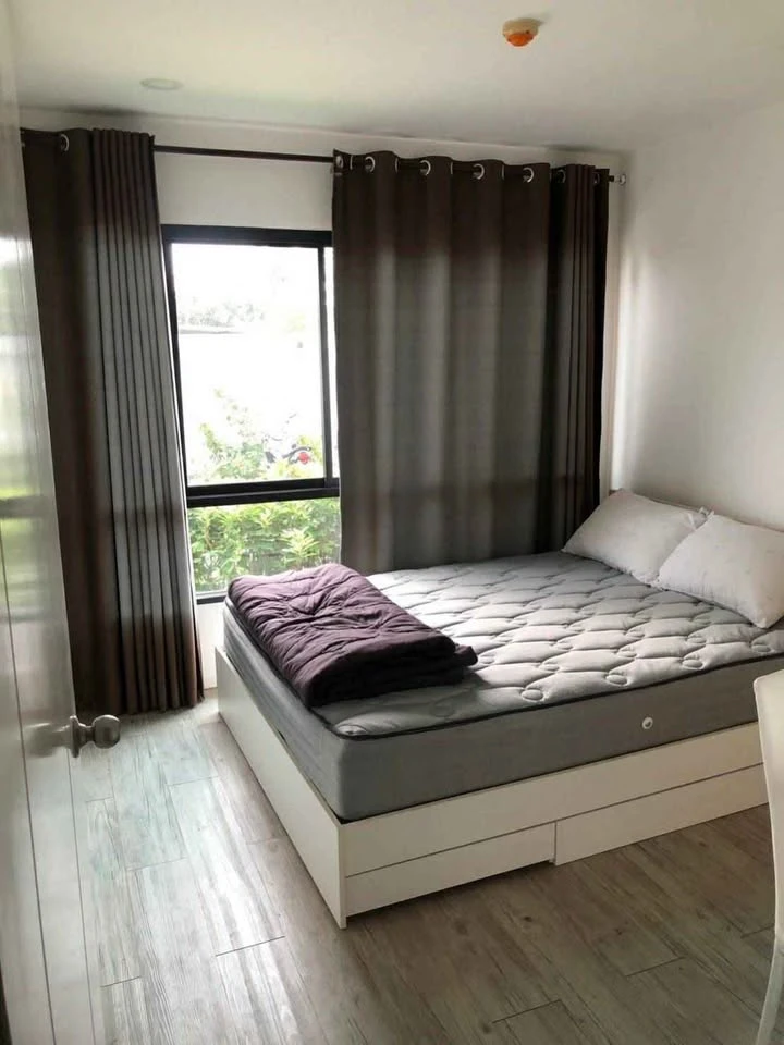 For sale: The Midd Condo, a nice room, comes with complete furniture and electrical appliances. Just bring your bags and move in.