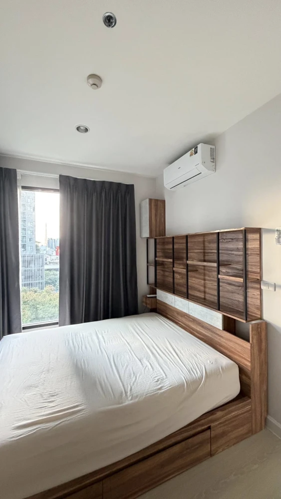 Selling a lovely condo at The Niche Pride Thonglor-Phetchaburi. It features high-quality built-in furniture and convenient transportation. Don't miss