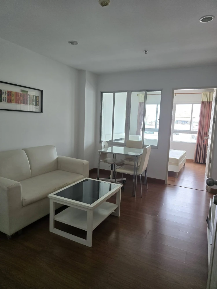 Selling a unit at The Niche Ratchada-Huaikwang, 9th floor, fully furnished. Don't miss this opportunity!