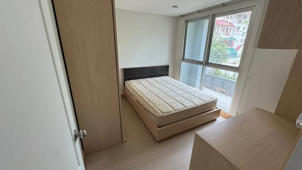 Selling a spacious 2nd floor unit at The Niche Sukhumvit 49. Excellent location with convenient transportation. Don't miss out!