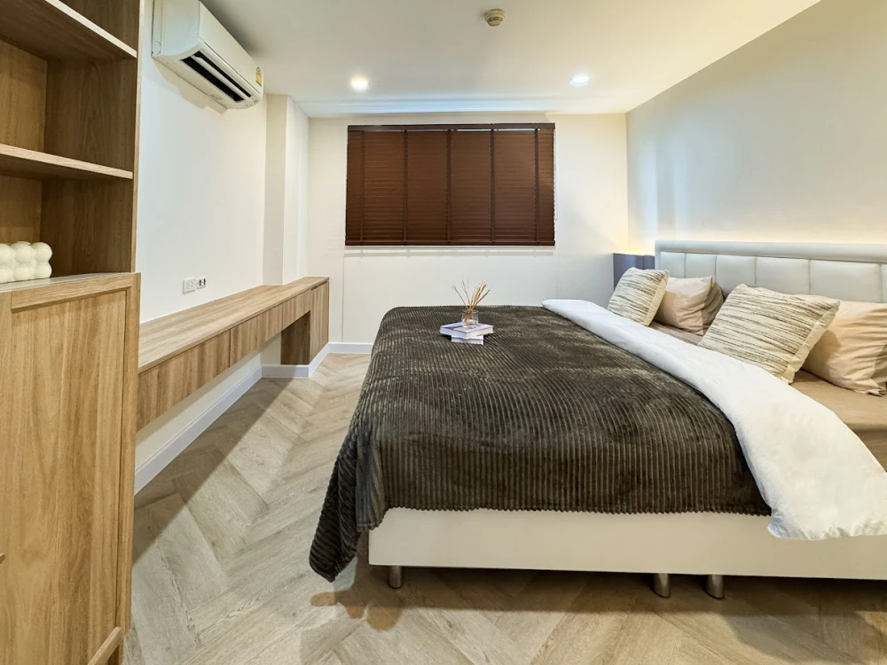For sale: The Niche Sukhumvit 49, a lovely room, decorated in a cool tone, comes with complete furniture. Don't miss it!