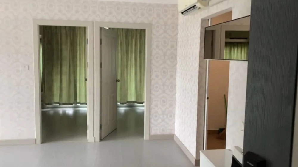 For sale the one plus D Huamark 12, Building B, 4th floor, corner room, decorated with wallpaper throughout the room, 3 bedrooms, if you miss it you w