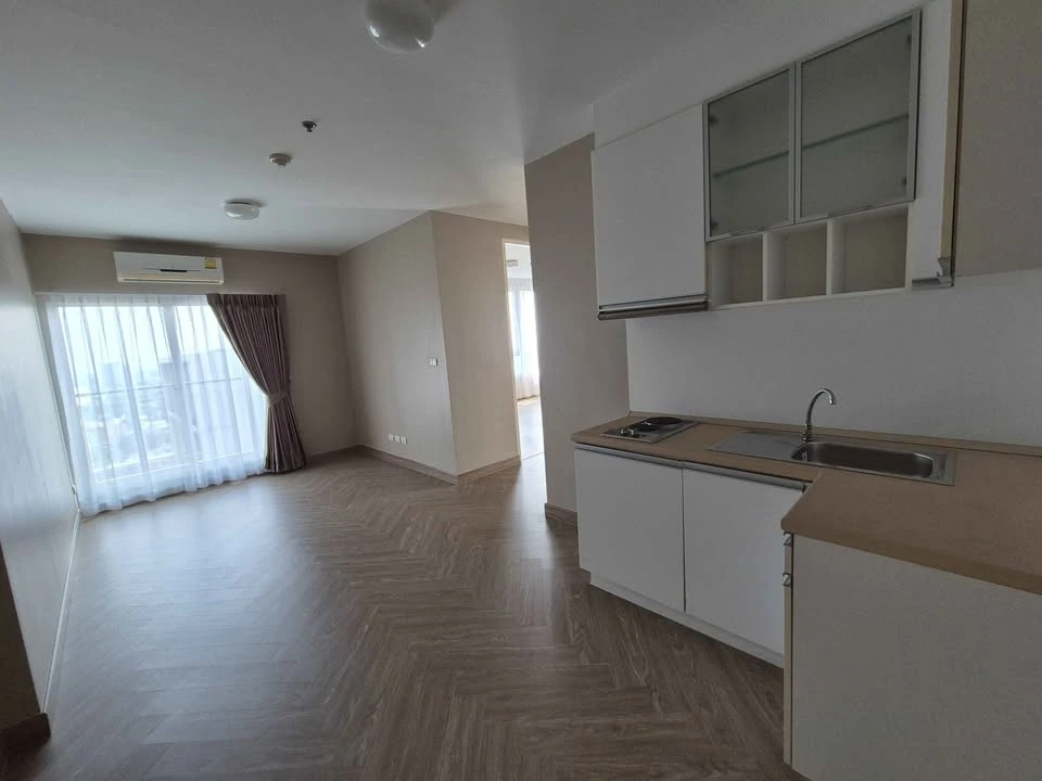 For sale: The Parkland Ratchada-Tha Phra, 29th floor, highest floor & corner room, not crowded, private parking available, reservation required.