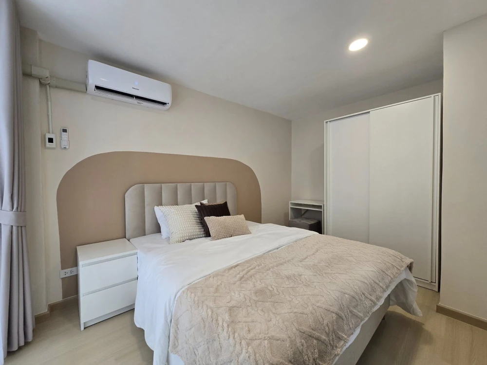 Selling a beautifully decorated 37 sq.m. condo at The Parkland Bangna, near Sri Eiam BTS station. Spacious and ready to move in.