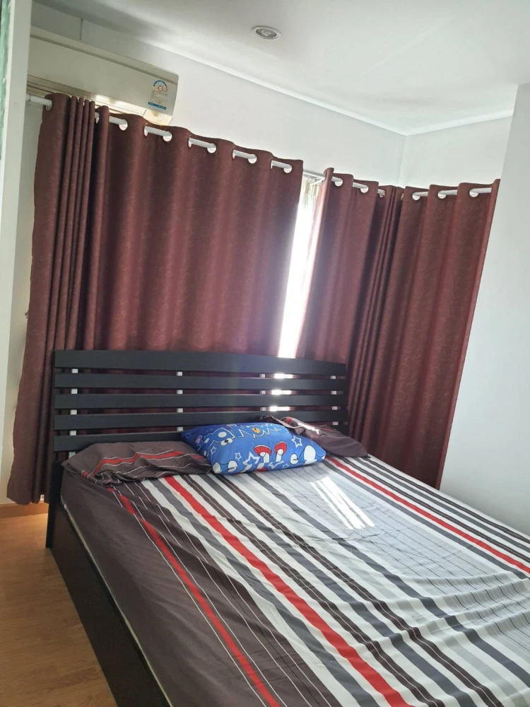 Selling a 24th-floor unit at The Parkland Phetkasem. Excellent location and fully furnished. Book now!