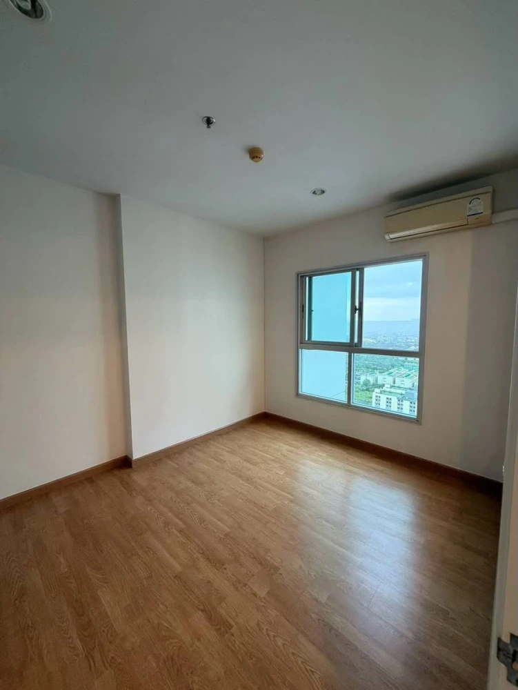 Selling a 1-bedroom, 1-bathroom unit at The Parkland Phetkasem. Spacious living area in a great location. You can't miss this opportunity!