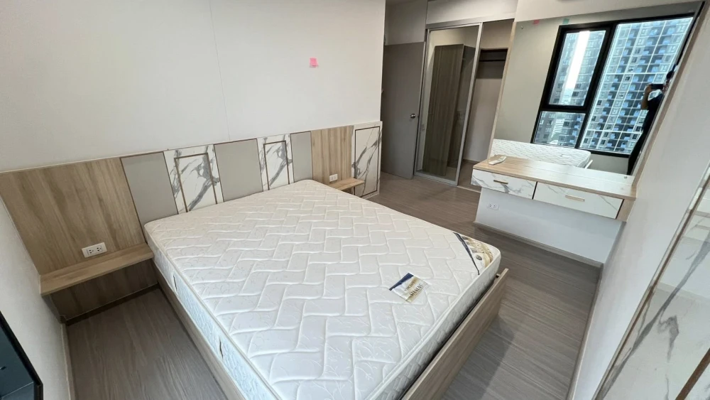 Selling a spacious, fully furnished condo at The Parkland Phetkasem 56. Book now!